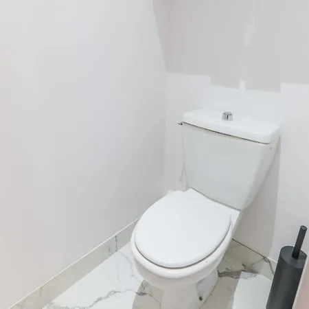 Charming Flat With Balcony - Mobility Lease Lägenhet