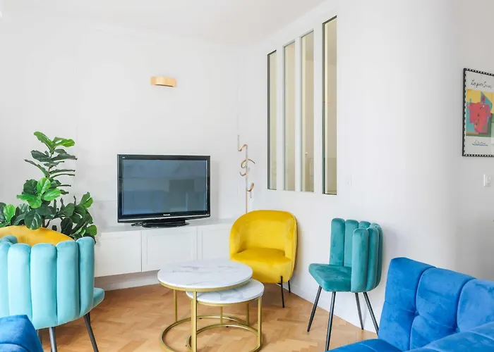 Charming Flat With Balcony - Mobility Lease *