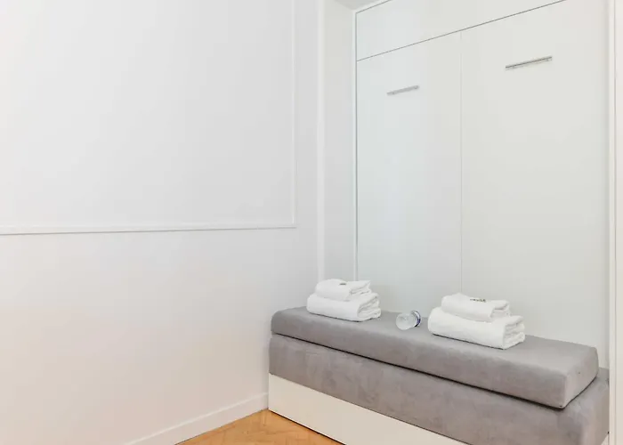 Charming Flat With Balcony - Mobility Lease